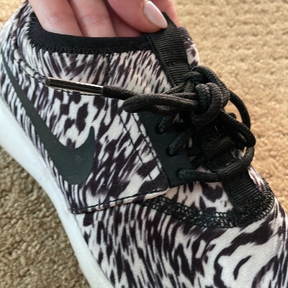 Nike Women's Juvenate Print US size 7 - Picture 2 of 4